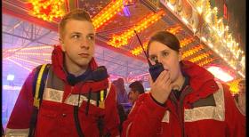 Einsatz auf dem Hamburger Dom. Zum größten Volksfest Norddeutschlands werden knapp 3 Millionen Besucher jährlich erwartet. Betrunkene, Schlägereien und Unfälle sind an der Tagesordnung. Da brauchen die ehrenamtlichen Helfer vor allem eines: starke Nerven! © Sat.1