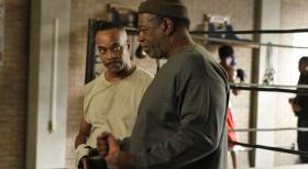 Direktor Vance (Rocky Carroll, l.) bringt von einem Besuch in Washington eine alte Freundin mit. Taras Bruder Tyler war der beste Freund von Vance, bevor er ermordet wurde. Nun will Vance den Mord aufklären, allerdings ohne die Hilfe von Gibbs ... © CBS Television