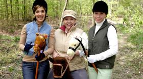 Weibsbilder - Die drei Reiterinnen (v.l.n.r.: Judith Döker, Mackie Heilmann, Sabine Menne) machen einen kleinen Ausritt im Wald... © Frank Hempel Sat.1