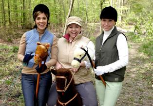Weibsbilder - Die drei Reiterinnen (v.l.n.r.: Judith Döker, Mackie Heilmann, Sabine Menne) machen einen kleinen Ausritt im Wald... © Frank Hempel Sat.1