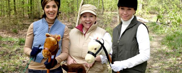 Die drei Reiterinnen (v.l.n.r.: Judith Döker, Mackie Heilmann, Sabine Menne) machen einen kleinen Ausritt im Wald ... © Frank Hempel Sat.1