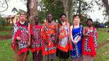 Chiara (2.v.r.) und Christian (l.) mit ihren Gasteltern in Swasiland ...