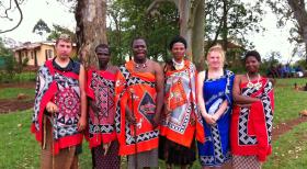Die strengsten Eltern der Welt - Chiara (2.v.r.) und Christian (l.) mit ihren Gasteltern in Swasiland ... © SAT.1 Die strengsten Eltern der Welt - Chiara (2.v.r.) und Christian (l.) mit ihren Gasteltern in Swasiland ... © SAT.1