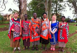 Die strengsten Eltern der Welt - Chiara (2.v.r.) und Christian (l.) mit ihren Gasteltern in Swasiland ... © SAT.1