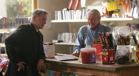Während Gibbs (Mark Harmon, l.) auf seine gewohnte Art ermitteln will, überredet ihn sein Vater (Ralph Waite, r.), es mit Freundlichkeit zu versuchen. Doch dann fliegt ein Auto des NCIS mit sämtlichen Beweisstücken in die Luft. Das ist das Signal für Gibbs hart durchzugreifen ... © CBS Television