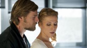 Der letzte Bulle - Eine überraschende Wendung nimmt Micks (Henning Baum, l.) Beziehung zu seiner Kollegin Steffi Averdunk (Franziska Weisz, r.). Die sonst so strenge Controllerin offenbart bei einer Table-Dance-Party in Uschis Kneipe nämlich eine ganz neue Seite ... © Martin Rottenkolber SAT.1