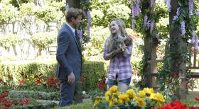 The Mentalist - Wahr oder nur ein Traum? Patrick (Simon Baker, l.) sieht seine verstorbene Tochter Charlotte (Dove Cameron, r.) ... © Warner Bros. Television
