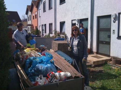 Das eigene Haus - eine Müllhalde! Bergeweise Schmutz und Abfall-  hinterlassen von Mietnomaden. Die Holzhauers sind fassungslos ... © SAT.1