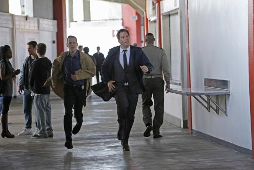 Navy CIS - Bei den Ermittlungen in einem neuen Fall: McGee (Sean Murray, vorne l.) und DiNozzo (Michael Weatherly, vorne r.) ... © CBS Television