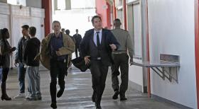 Navy CIS - Bei den Ermittlungen in einem neuen Fall: McGee (Sean Murray, vorne l.) und DiNozzo (Michael Weatherly, vorne r.) ... © CBS Television