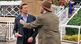 Ein neuer Fall beschäftigt Patrick (Simon Baker, l.) und seine Kollegen. Bei den Ermittlungen stoßen sie auf Cobb (Jim Beaver, r.), doch kann er ihnen weiterhelfen? © Warner Bros. Television