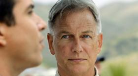 Gibbs (Mark Harmon, r.) wird erneut mit seiner Vergangenheit konfrontiert und muss sich mit Alejandro Rivera (Marco Sanchez, l.) auseinandersetzten ... © CBS Television