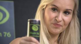 Schicksale - und plötzlich ist alles anders - Seit Jahren ist Annalena mit ihrer Jugendliebe Marc zusammen. Als sie die Chance bekommt, in Berlin als Model durchzustarten, folgt Marc ihr in die Großstadt. Doch der Erfolg seiner Freundin lässt den Automechaniker neidisch werden. Marc rutscht immer öfter die Hand aus. Sein aggressives Verhalten setzt nicht nur Annalenas Karriere aufs Spiel, sondern auch ihre große Liebe ... © SAT.1