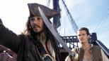 Fluch der Karibik - Als Elizabeth von Barbossas Männern verschleppt wird, machen sich Will (Orlando Bloom, r.) und Jack Sparrow (Johnny Depp, l.) zusammen an die Verfolgung der "Black Pearl", denn auch der Piraten Captain hat ein Interesse daran, das Schiff möglichst schnell aufzutreiben ... © Disney/ Jerry Bruckheimer Fluch der Karibik - Als Elizabeth von Barbossas Männern verschleppt wird, machen sich Will (Orlando Bloom, r.) und Jack Sparrow (Johnny Depp, l.) zusammen an die Verfolgung der "Black Pearl", denn auch der Piraten Captain hat ein Interesse daran, das Schiff möglichst schnell aufzutreiben ... © Disney/ Jerry Bruckheimer