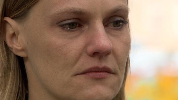 SAT.1 Die 27-jährige Lena Holl lebt in einem emotionalen Gefängnis. Die junge Poliz...