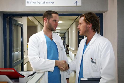 Klinik am Alex - Christian (Tobias Kay, r.) und Jens (Lee Rychter, l.) schließen eine Wette ab: Wird Jens es schaffen, einen Tag ohne Fluchen und Beleidigungen auszuhalten ...? © Mosch Sat.1