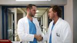 Klinik am Alex - Christian (Tobias Kay, r.) und Jens (Lee Rychter, l.) schließen eine Wette ab: Wird Jens es schaffen, einen Tag ohne Fluchen und Beleidigungen auszuhalten ...? © Mosch Sat.1 Klinik am Alex - Christian (Tobias Kay, r.) und Jens (Lee Rychter, l.) schließen eine Wette ab: Wird Jens es schaffen, einen Tag ohne Fluchen und Beleidigungen auszuhalten ...? © Mosch Sat.1