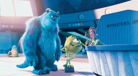 Die Monster AG - Die entzückende Empfangsdame Celia (r.) vermag dem Charme ihres "Glupschi-Pupschis" (M.) kaum zu wiederstehen. Auch James (l.) kann den Zauber der Liebe förmlich spüren ... © Buena Vista Pictures