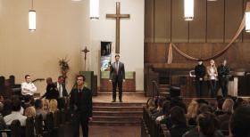 Bei den Ermittlungen in einem neuen Fall: Reid (Matthew Gray Gubler, stehend 3.v.l.), Hotch (Thomas Gibson, stehend M.), Prentiss (Paget Brewster, stehend 3.v.r.), Agent Ashley Seaver (Rachel Nichols, stehend 2.v.r.) und Morgan (Shemar Moore, stehend r.) ... © ABC Studios
