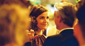 Edel & Starck - Sandra (Rebecca Immanuel, l.) hat Geburtstag und wagt ein Tänzchen mit ihrem Kollegen (Christoph M. Ohrt, r.). © Hardy Spitz Sat.1