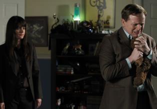 The Mentalist - Teresa (Robin Tunney, l.) ermitteln in Fall, des entführten Connor Flint und stoßen dabei auf Nate Glass (J.D. Walsh, r.).Doch hat er wirklich etwas damit zu tun? © Warner Bros. Television