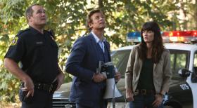 Ein neuer Fall beschäftigt: Patrick Jane (Simon Baker, M.) und Teresa Lisbon (Robin Tunney, r.) ... © Warner Bros. Television