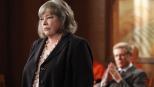 Harry's Law - Während Harry (Kathy Bates, l.) und Tommy (Christopher McDonald, r.) eine Gruppe von Albinos vertreten um sie vor der Abschiebung zu retten, wird Jenna's Wagen gestohlen ... © Warner Bros. Television Harry's Law - Während Harry (Kathy Bates, l.) und Tommy (Christopher McDonald, r.) eine Gruppe von Albinos vertreten um sie vor der Abschiebung zu retten, wird Jenna's Wagen gestohlen ... © Warner Bros. Television