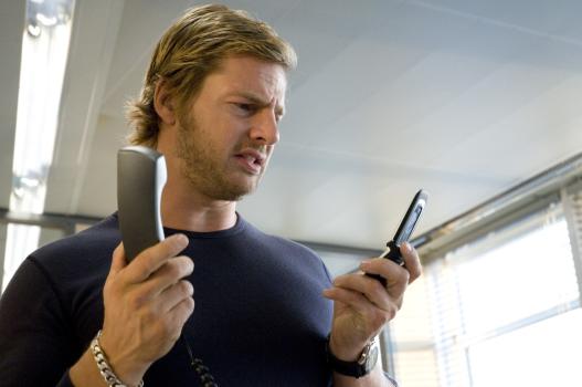 Wie schreibt man bloß eine Sms auf diesem kleinen Ding? Mick Brisgau (Henning Baum) ... © ProSieben