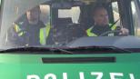 Ihr "Revier" ist die A 1 - und ihr Job ist gefährlich: Stephan B. (l.) und Uwe S. (r.) sind Hauptkommissare bei der Autobahnpolizei Münster ... © SAT.1