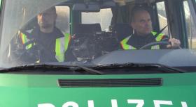 Ihr "Revier" ist die A 1 - und ihr Job ist gefährlich: Stephan B. (l.) und Uwe S. (r.) sind Hauptkommissare bei der Autobahnpolizei Münster ... © SAT.1