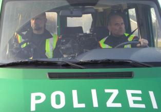 Ihr "Revier" ist die A 1 - und ihr Job ist gefährlich: Stephan B. (l.) und Uwe S. (r.) sind Hauptkommissare bei der Autobahnpolizei Münster ... © SAT.1