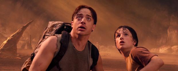 Die Reise zum Mittelpunkt der Erde - Werden von einem aufgebrachten Giganotosaurus angegriffen: Trevor Anderson (Brendan Fraser, l.) und sein 13-jähriger Neffe Sean (Josh Hutcherson, r.) ... © Warner Bros.