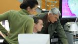 Navy CIS - Auch die Weihnachtszeit bedeutet Arbeit für das NCIS-Team. Ziva (Cote de Pablo, l.), McGee (Sean Murray, M.) und Gibbs (Mark Harmon, r.) scheinen einer Verschwörung auf die Spur gekommen zu sein ... © CBS Television