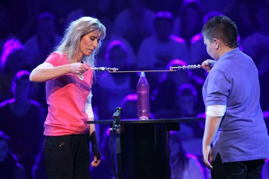 Die perfekte Minute - Ein Wettlauf gegen die Zeit beginnt: Simone Janke (l.) und ihr Neffe Pierre Bünder (r.) ... © SAT.1