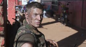 Sniper: Reloaded - Marine Sergeant Brandon Beckett (Chad Michael Collins) steht vor einem blutigem Rätsel ... © 2011 Sony Pictures Television Inc. All Rights Reserved.