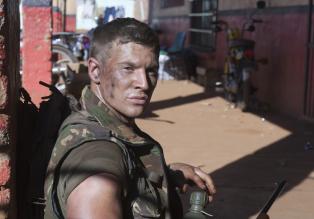 Sniper: Reloaded - Marine Sergeant Brandon Beckett (Chad Michael Collins) steht vor einem blutigem Rätsel ... © 2011 Sony Pictures Television Inc. All Rights Reserved.