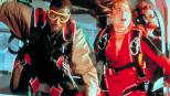 Widerwillig führt Fallschirmspringerin Jessie Crossman (Yancy Butler, r.) den US-Marshall Pete Nessip (Wesley Snipes, l.) in die Fallschirmspringer-Szene ein ... © Paramount Pictures Widerwillig führt Fallschirmspringerin Jessie Crossman (Yancy Butler, r.) den US-Marshall Pete Nessip (Wesley Snipes, l.) in die Fallschirmspringer-Szene ein ... © Paramount Pictures
