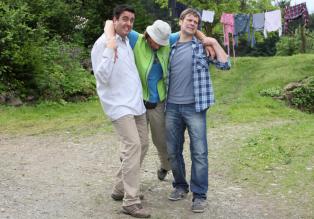 Pastewka - Was ist nur mit Bastian (Bastian Pastewka, l.), Hagen (Matthias Matschke, r.) und Ecki (Eisi Gulp, M.) passiert? © Frank W. Hempel SAT.1