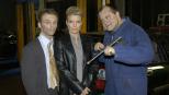 Ralf (l.) und Mirja (M.) erleben Abenteuerliches mit dem KFZ-Mechaniker Markus (r.)