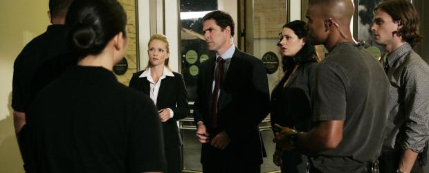 Die sechsjährige Katie Jacobs wird in einer großen Mall entführt. Da es innerhalb kürzestes Zeit bereits das zweite Kind ist, und das erste tot gefunden wurde, wird die BAU hinzugezogen. Reid (Matthew Gray Gubler, r.), Prentiss (Paget Brewster, 3.v.r.), Morgan (Shemar Moore, 2.v.r.), Hotch (Thomas Gibson, M.) und 'JJ' (AJ Cook, 3.v.l.) versuchen alles, um das Mädchen zu retten ... © Touchstone Television Die sechsjährige Katie Jacobs wird in einer großen Mall entführt. Da es innerhalb kürzestes Zeit bereits das zweite Kind ist, und das erste tot gefunden wurde, wird die BAU hinzugezogen. Reid (Matthew Gray Gubler, r.), Prentiss (Paget Brewster, 3.v.r.), Morgan (Shemar Moore, 2.v.r.), Hotch (Thomas Gibson, M.) und 'JJ' (AJ Cook, 3.v.l.) versuchen alles, um das Mädchen zu retten ... © Touchstone Television
