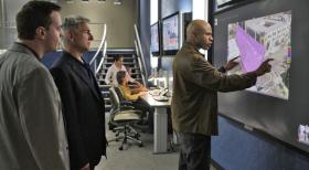 Gemeinsam versuchen sie einen Fall zu lösen: Special Agent Sam Hanna (LL Cool J, r.), Gibbs (Mark Harmon, M) und McGee (Sean Murray, l.) ... © CBS Television