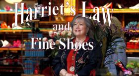 Harry's Law - Nachdem sie ihren Job verloren hat, eröffnet Harriet Korn (Kathy Bates) eine eigene Kanzlei - in einem heruntergekommenen Schuhladen ... © Warner Bros. Television
