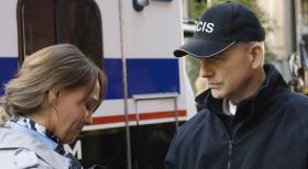 Gibbs (Mark Harmon, r.) versucht herauszufinden, warum Ducky angegriffen wurde ... © CBS Television