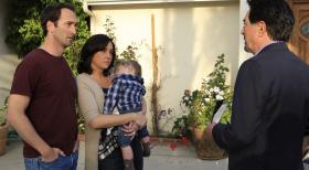 Criminal Minds - Bob (Nick Toren, l.) und Rosemary Jenkins (Rae Latt, 2.v.l.) können nicht fassen, dass ihre Babysitterin in ihrem Haus brutal ermordet wurde. Rossi (Joe Mantegna, r.) versucht Hinweise über den Täter zu finden ... © ABC Studios