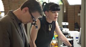 Ein neuer Fall beschäftigt Abby (Pauley Perrette, r.) und McGee (Sean Murray, l.) ... © CBS Television Ein neuer Fall beschäftigt Abby (Pauley Perrette, r.) und McGee (Sean Murray, l.) ... © CBS Television