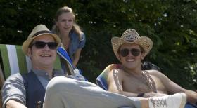 Der Cop und der Snob - Noch können Gerry (Johannes Zirner, r.), Tristan (Marc Ben Puch, l.) und Kiki (Teresa Rizos, M.) den herrlichen Tag am Flaucher genießen, doch dann stoßen sie zufällig auf eine vergiftete Studentin ... © Erika Hauri SAT. 1 Der Cop und der Snob - Noch können Gerry (Johannes Zirner, r.), Tristan (Marc Ben Puch, l.) und Kiki (Teresa Rizos, M.) den herrlichen Tag am Flaucher genießen, doch dann stoßen sie zufällig auf eine vergiftete Studentin ... © Erika Hauri SAT. 1