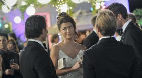 Hawaii Five-0 - Steve (Alex O'Loughlin, r.),  Danny (Scott Caan, 2.v.r.), Chin (Daniel Dae Kim, l.) und Kono (Grace Park, 2.v.l.) werden von Gouverneur Denning zu einer Wohltätigkeitsveranstaltung eingeladen. In einem  teuren Hotel gibt es ein erstklassiges Dinner, sowie eine Versteigerung zugunsten der hawaiianischen Meereswelt. Die Feierlaune wird jedoch jäh unterbrochen, als im Wäschekeller eine Leiche gefunden wird ... © TM &   CBS Studios Inc. All Rights Reserved.