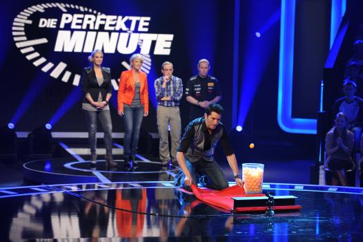Die perfekte Minute - Unter ständiger Beobachtung von Ulla Kock am Brink (2.v.l.), Britt Hagedorn (l.), Wigald Boning (2.v.r.) und Joey Kelly (r.) versucht Stefan Gödde (vorne) sein Glück ... © SAT.1