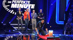 Die perfekte Minute - Unter ständiger Beobachtung von Ulla Kock am Brink (2.v.l.), Britt Hagedorn (l.), Wigald Boning (2.v.r.) und Joey Kelly (r.) versucht Stefan Gödde (vorne) sein Glück ... © SAT.1