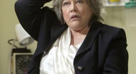 Harry's Law - Harriet Korn (Kathy Bates), seit 32 Jahren Patentanwältin, kommt zu der Erkenntnis, dass sie damit nicht länger ihre Zeit verschwenden will. Ihre Entlassung kommt ihr daher nur entgegen ... © Warner Bros. Television
